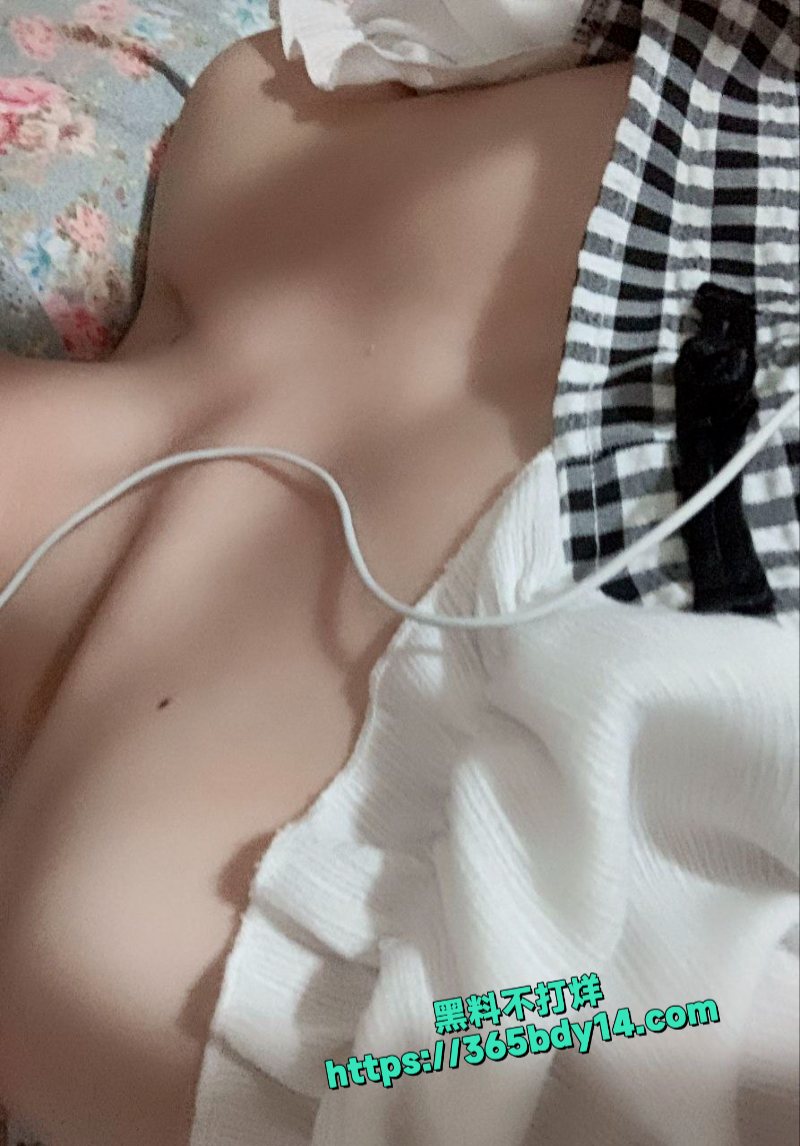 成都杨琴一边给男友发漏点图片勾引背地里还和别的狗男人做爱31