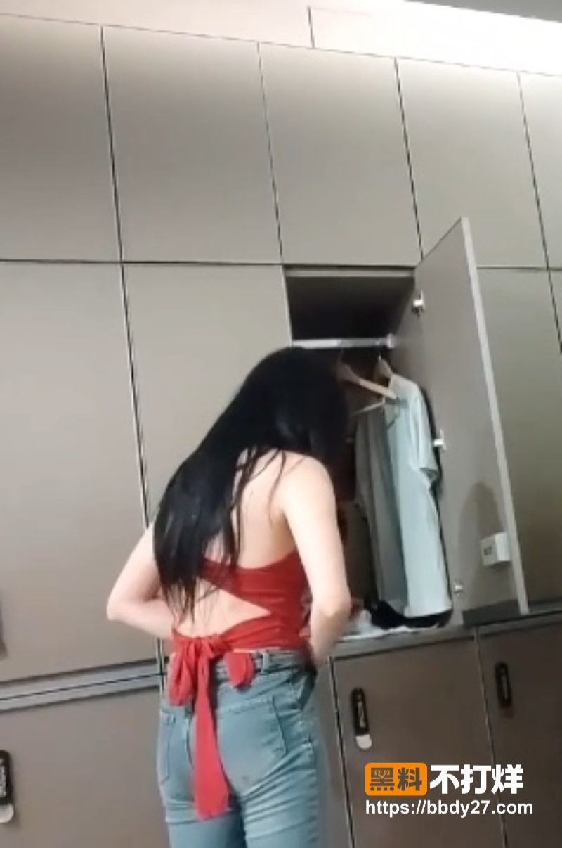 穿红肚兜极品学妹白皙屁屁3