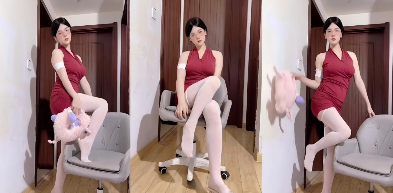 快手是小汐呀付费定制私拍 丝袜开腿秀小花园 揉奶抖臀停不下来