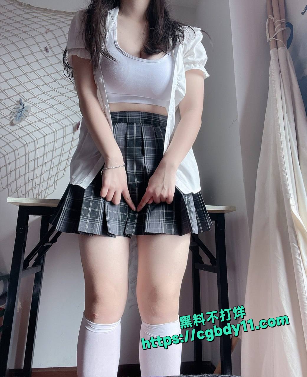 超白嫩的巨乳大学生在宿舍里面自拍自慰7.jpg