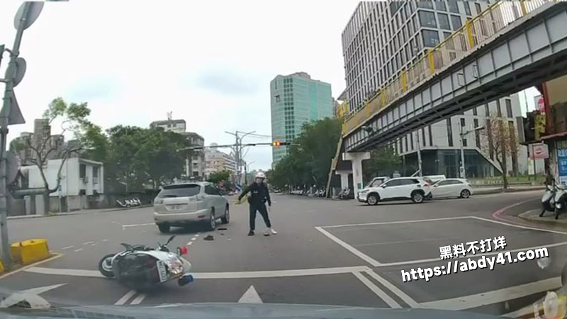 台湾新竹撞车后碾压警察.jpg4