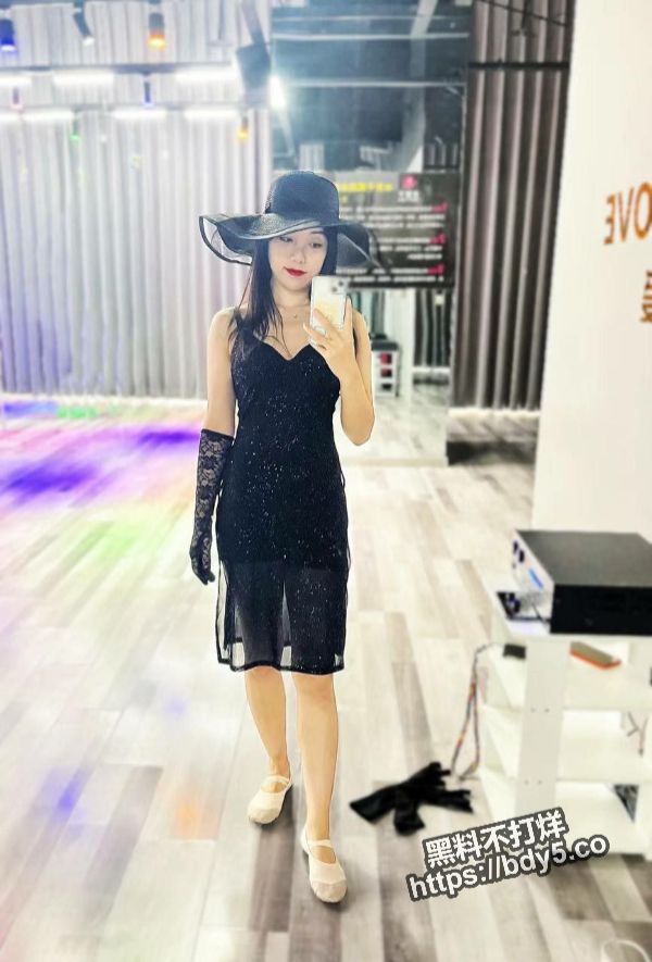 眼镜御姐与男友激情裸聊.jpg