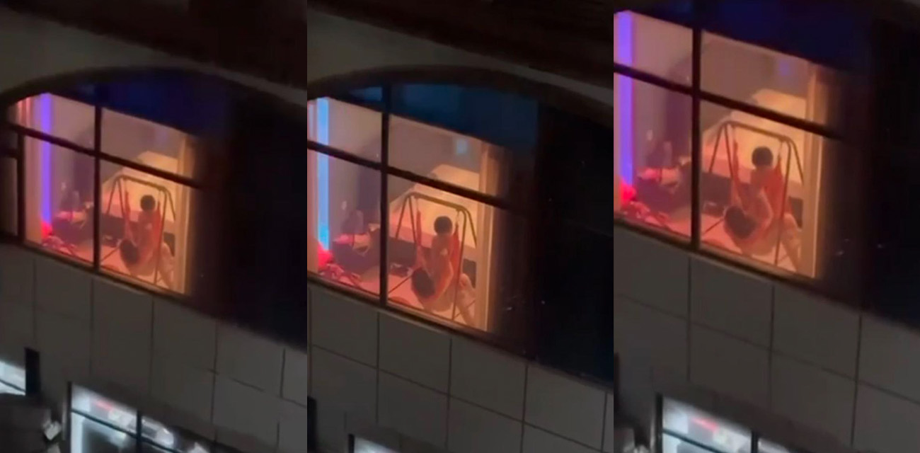 偷拍邻居小情侣性爱视频流出 对楼邻居在落地窗摇篮上疯狂做爱 高难度姿势无法想象