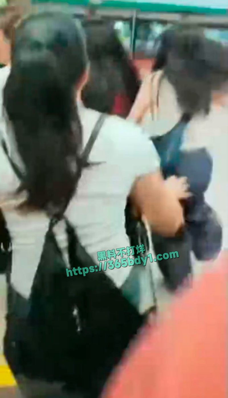 广州地铁晓港站一男子突发精神疾病持刀在车厢内胡乱挥舞 2