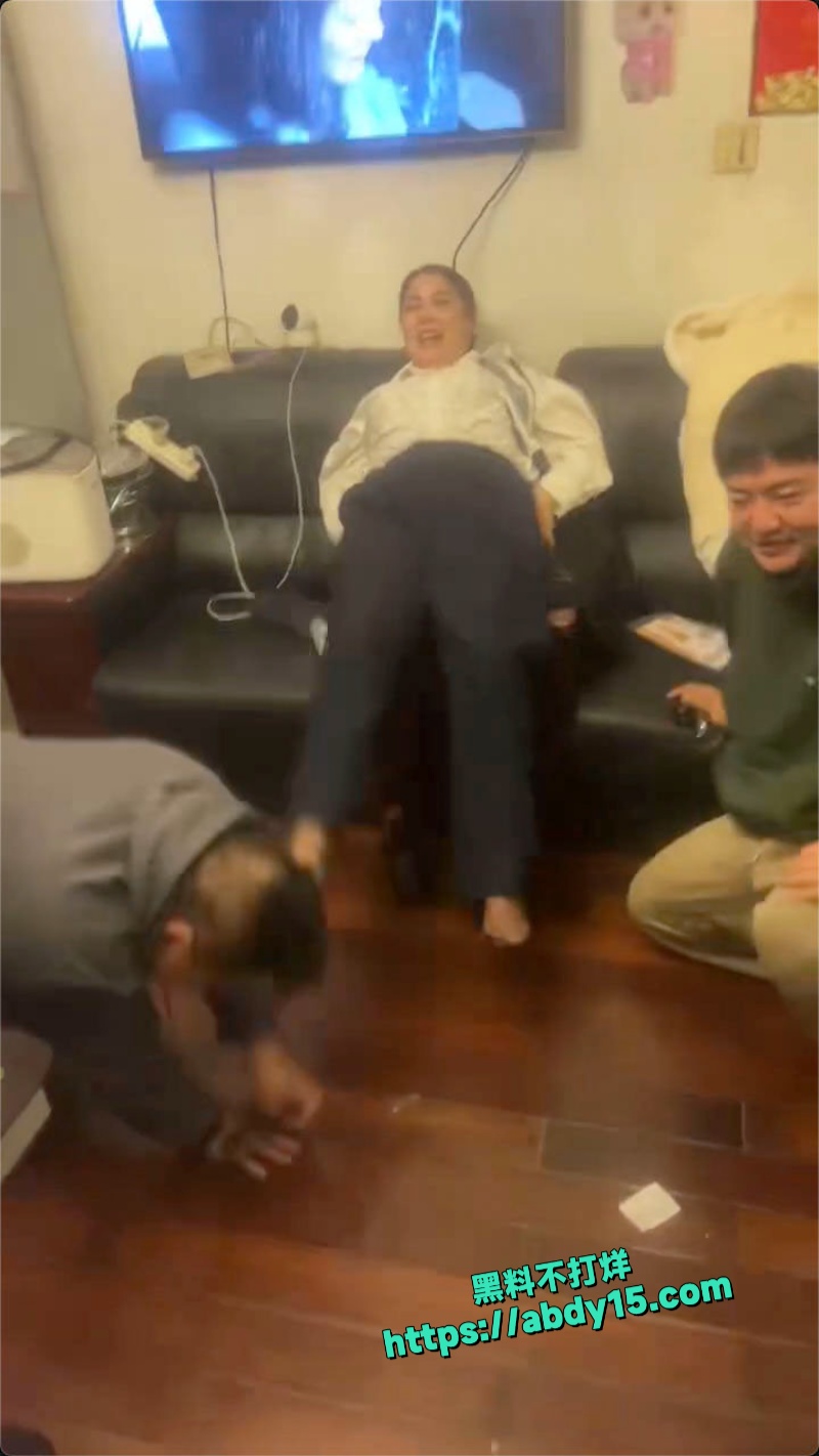 大妈化身女王调教男奴 11