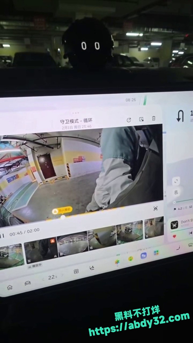 男同情侣电车旁激情热吻视频6