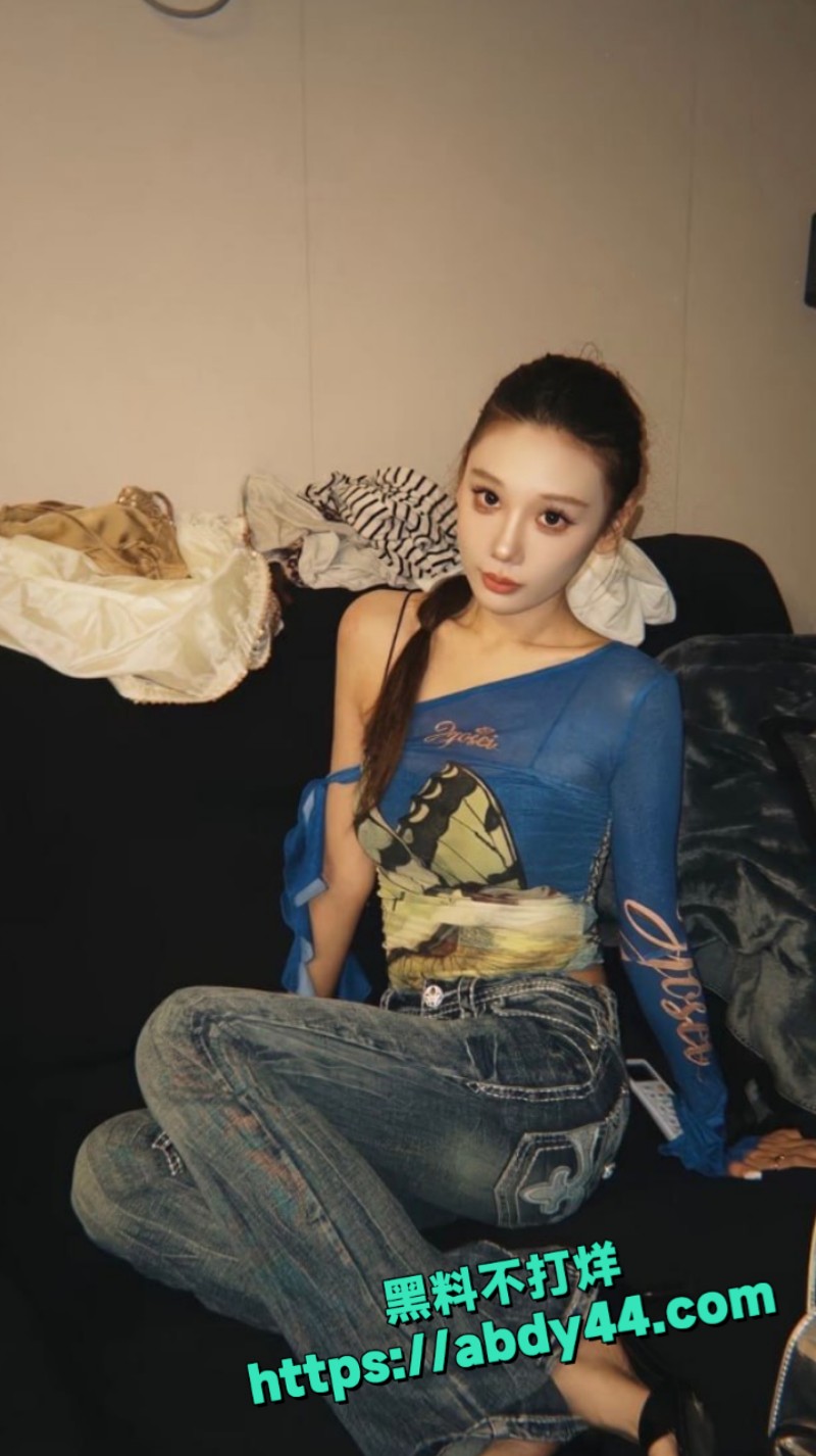 白丝吊带舔大哥鸡巴 7
