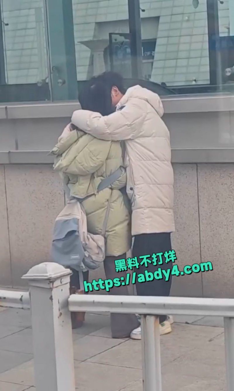 小情侣分别之际大庭广众开始抠起来2