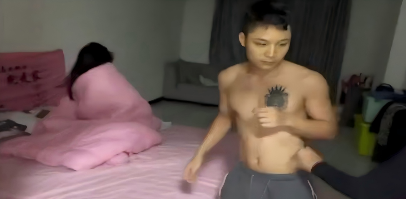 云南老婆捉奸现场 小三被揪头发 出轨男还护着 场面乱成一团