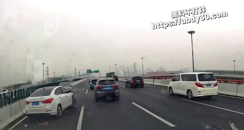 上海一社会大哥撞车后2