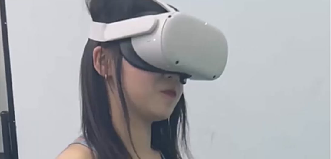 美女戴VR眼镜玩游戏被偷顶臀部 工作人员小宠物直接怼上 刺激到颤抖
