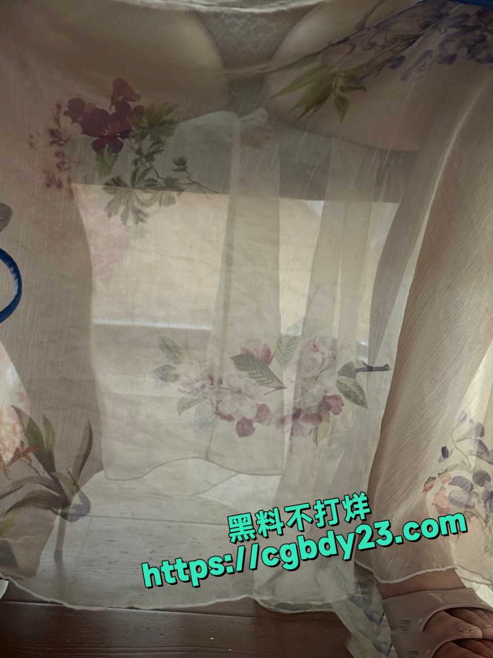桌下偷拍女同事走光 还潜入她家偷拍内裤5
