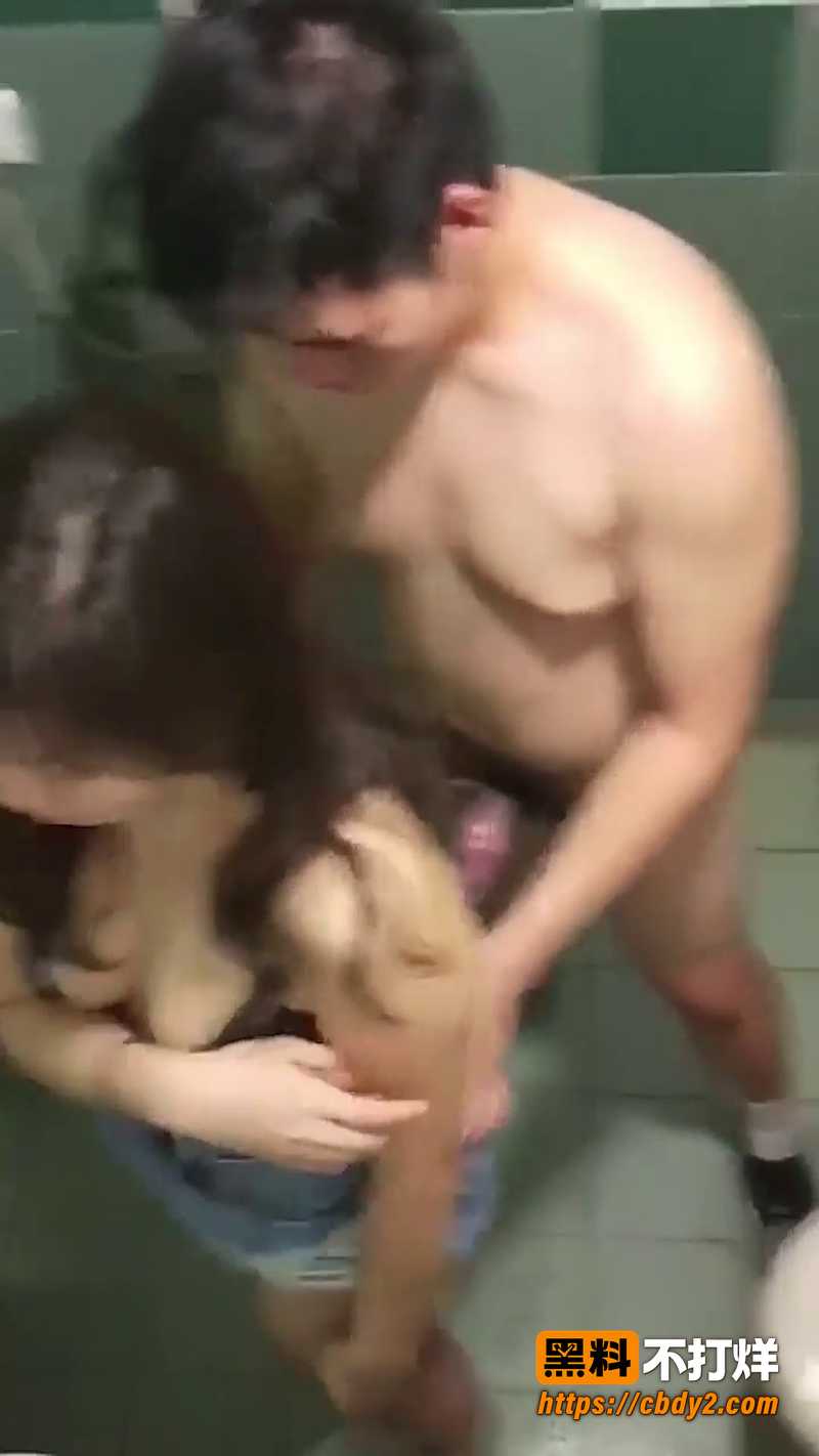 情侣搂抱亲吻妹子伺候肉棒3