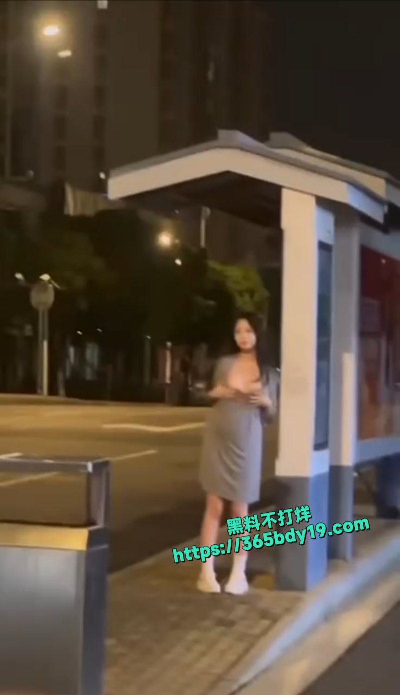 四川高颜值美女路边拍摄露出
