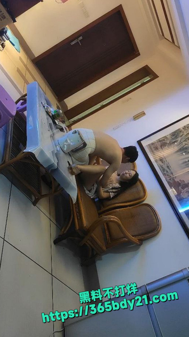 好兄弟夫妻来家里玩换妻游戏 4