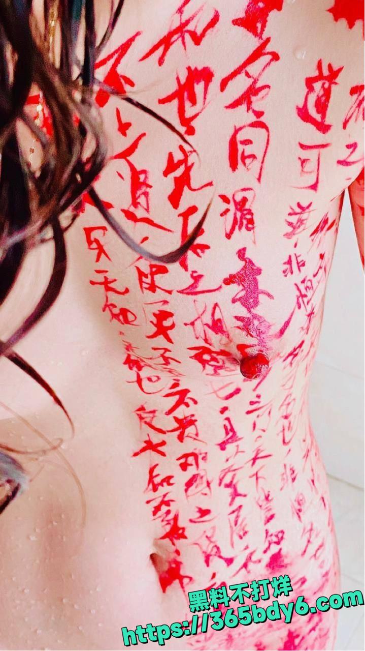 女朋友淫荡画笔在她奶头和阴蒂上滑动3