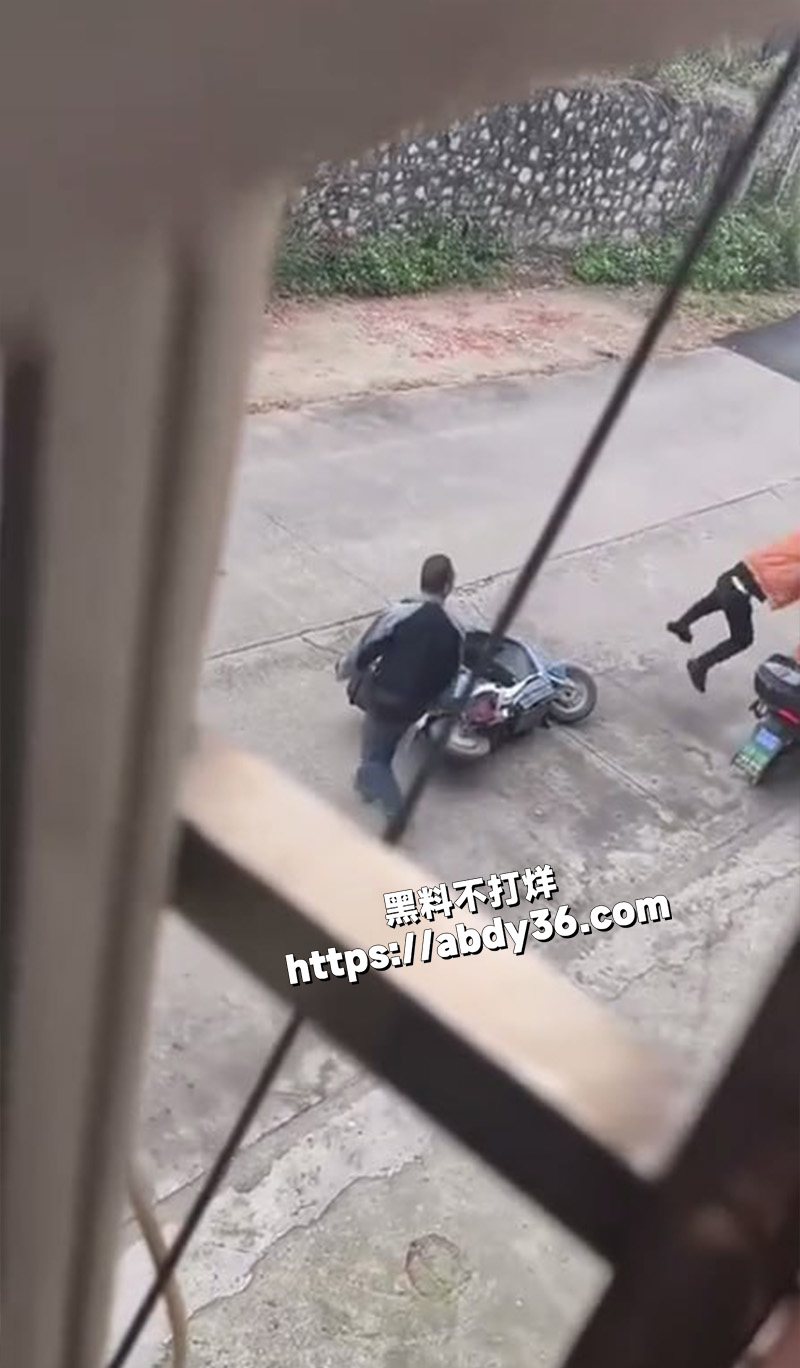 路怒症小伙大发神经.jpg4