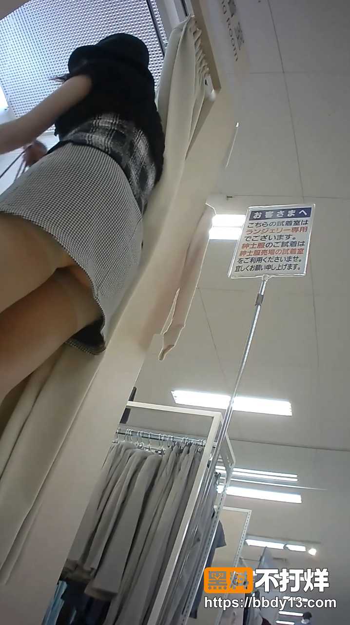 试衣间偷拍美女换衣22