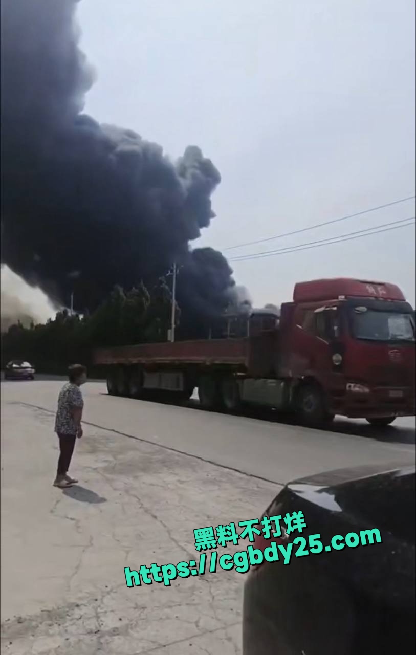 河南许昌一厂房突发火灾5