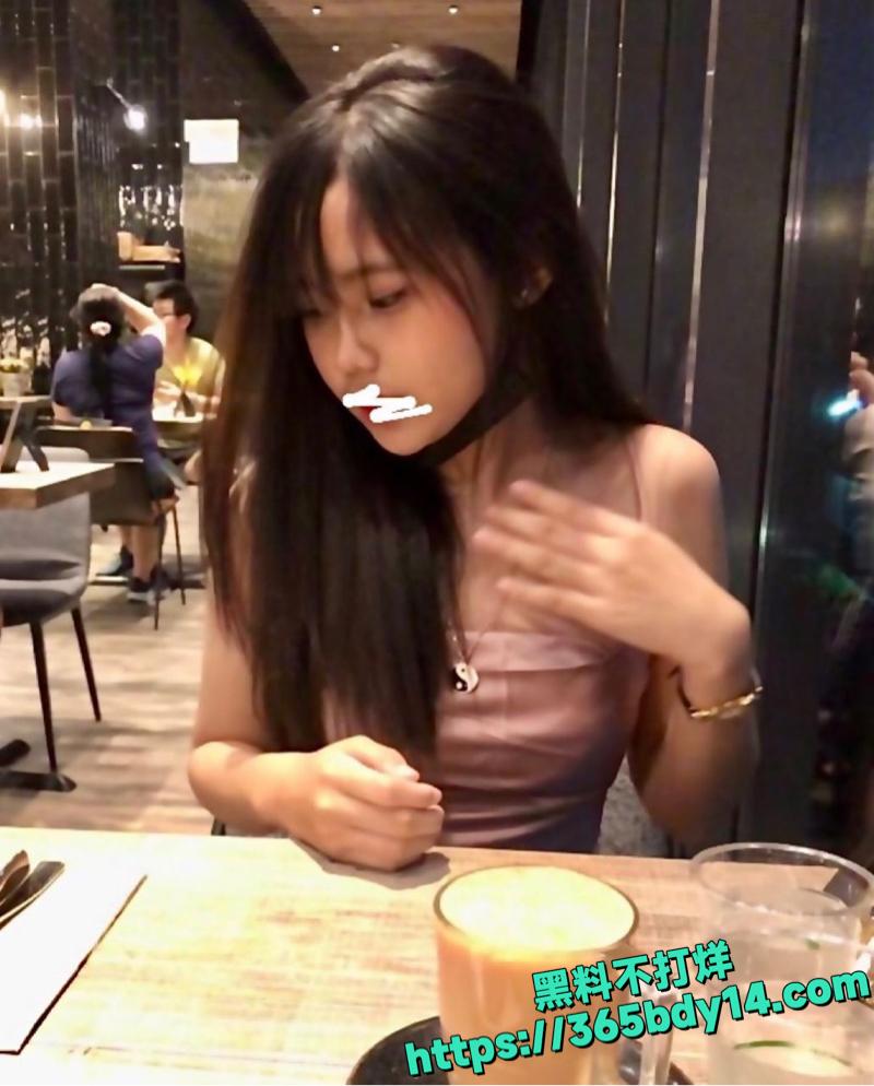 兄弟女友深喉口交挑逗 3.