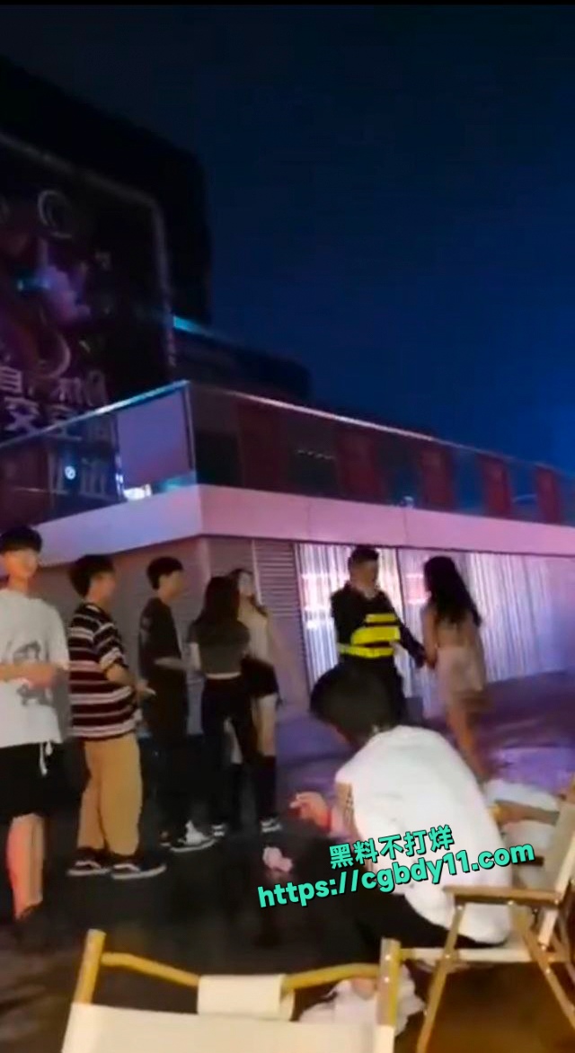 广东精神小妹当街打架2