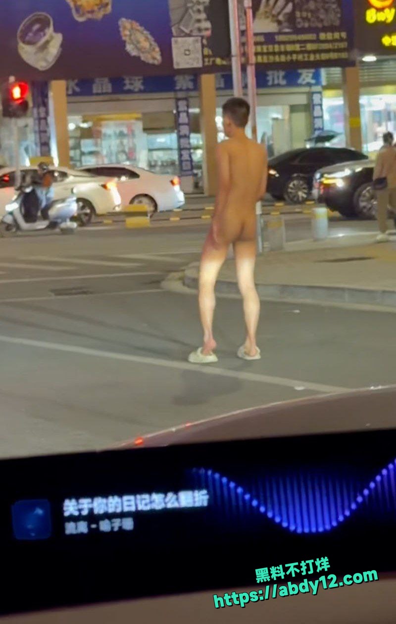 深圳水贝珠宝城傍晚高峰惊现全裸男 5
