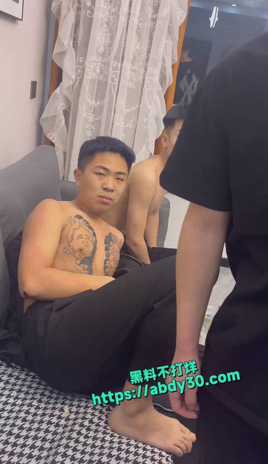 黄毛精神小伙捉奸现场视频流出 3