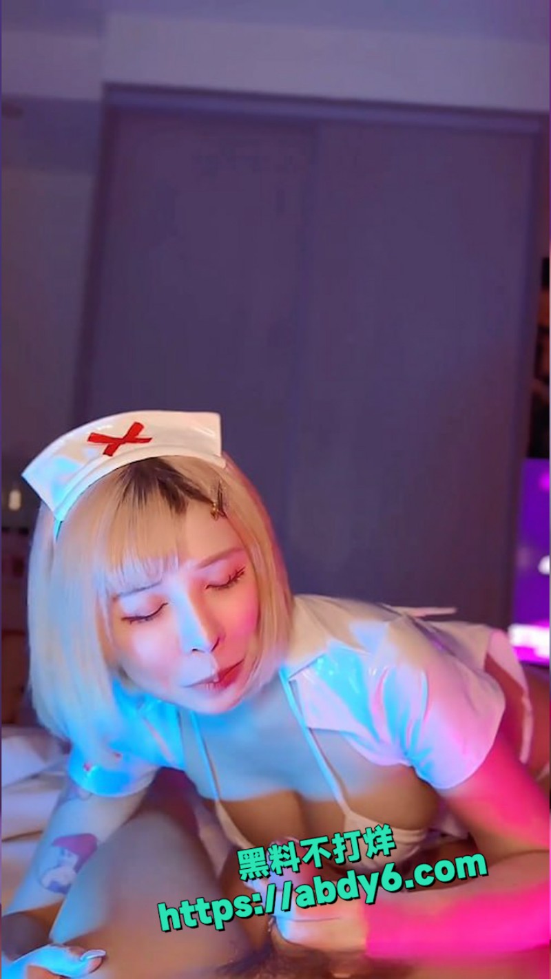 巨乳COSER小护士 9