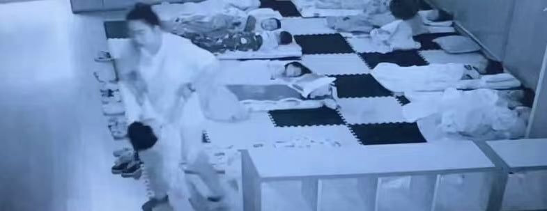 广西南宁爱丝托育中心幼师暴力拖拽打3岁女童（监控）