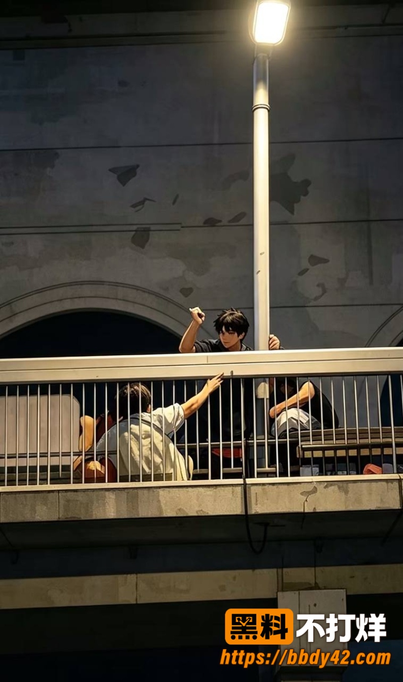 武汉黄鹤楼天桥城管赤膊猛踹小贩 10