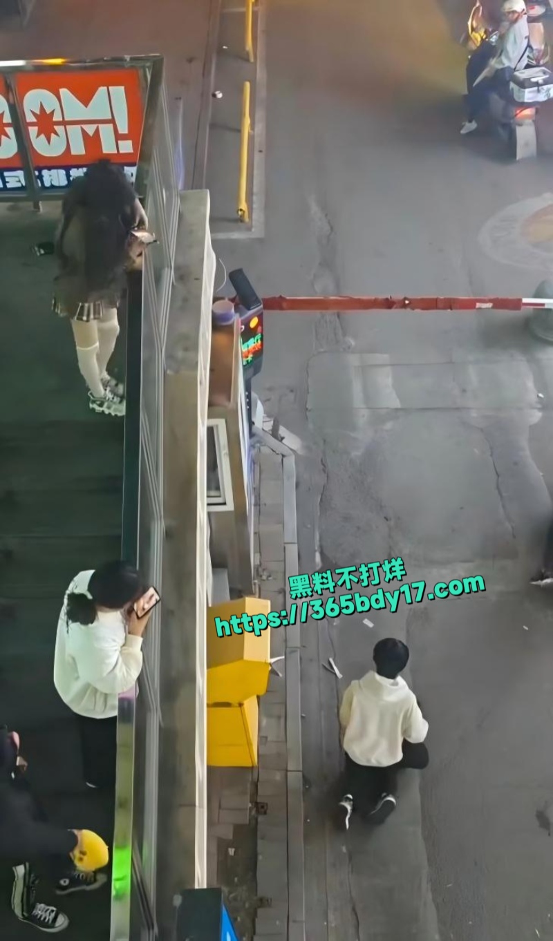 吉林四平市一男子被女友调教跪地移动