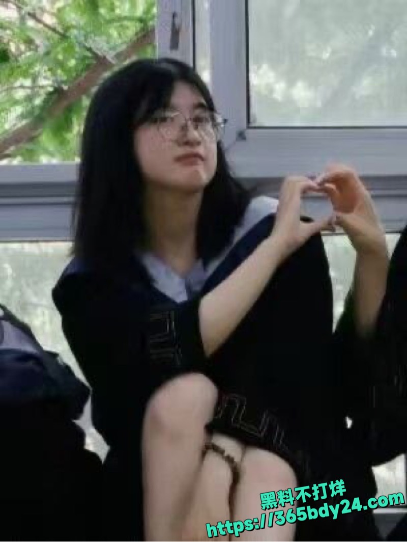 大学张爱佳口交私拍3