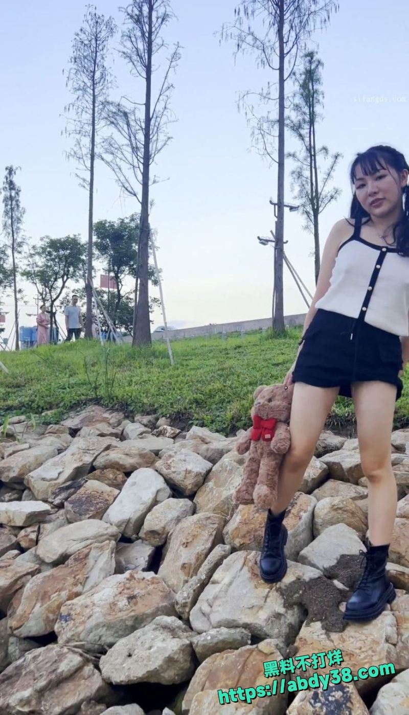顶级户外露出博主 TonyJ和贝贝 4