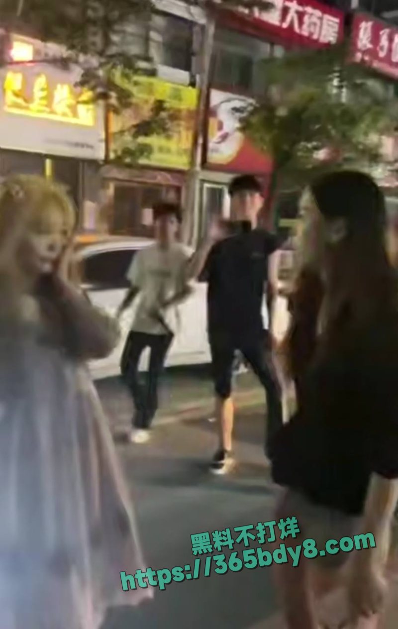 男的和前女友没断干净前女友就带人打现女友5