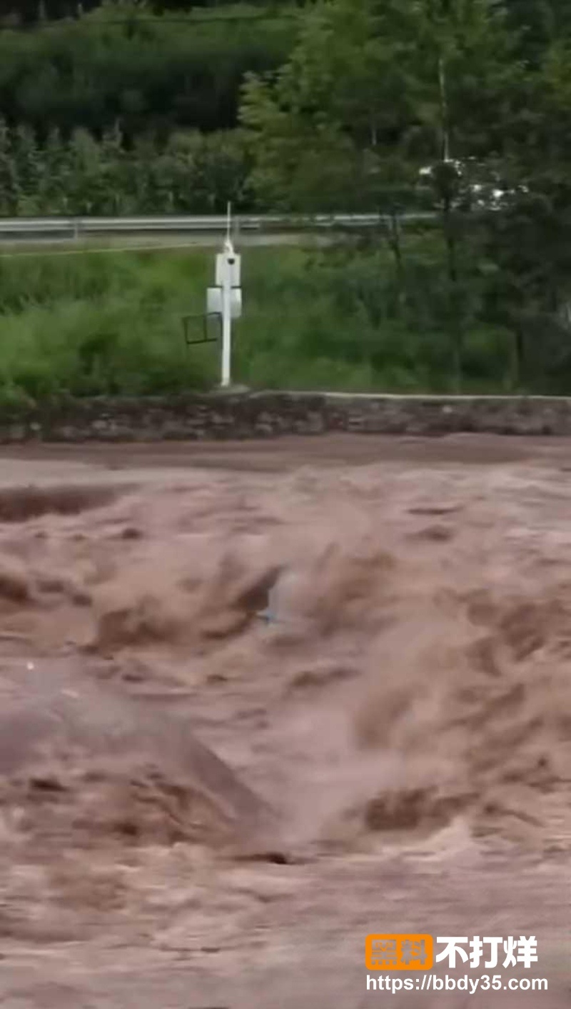 乐山马边彝族自治县暴雨山洪画面 1
