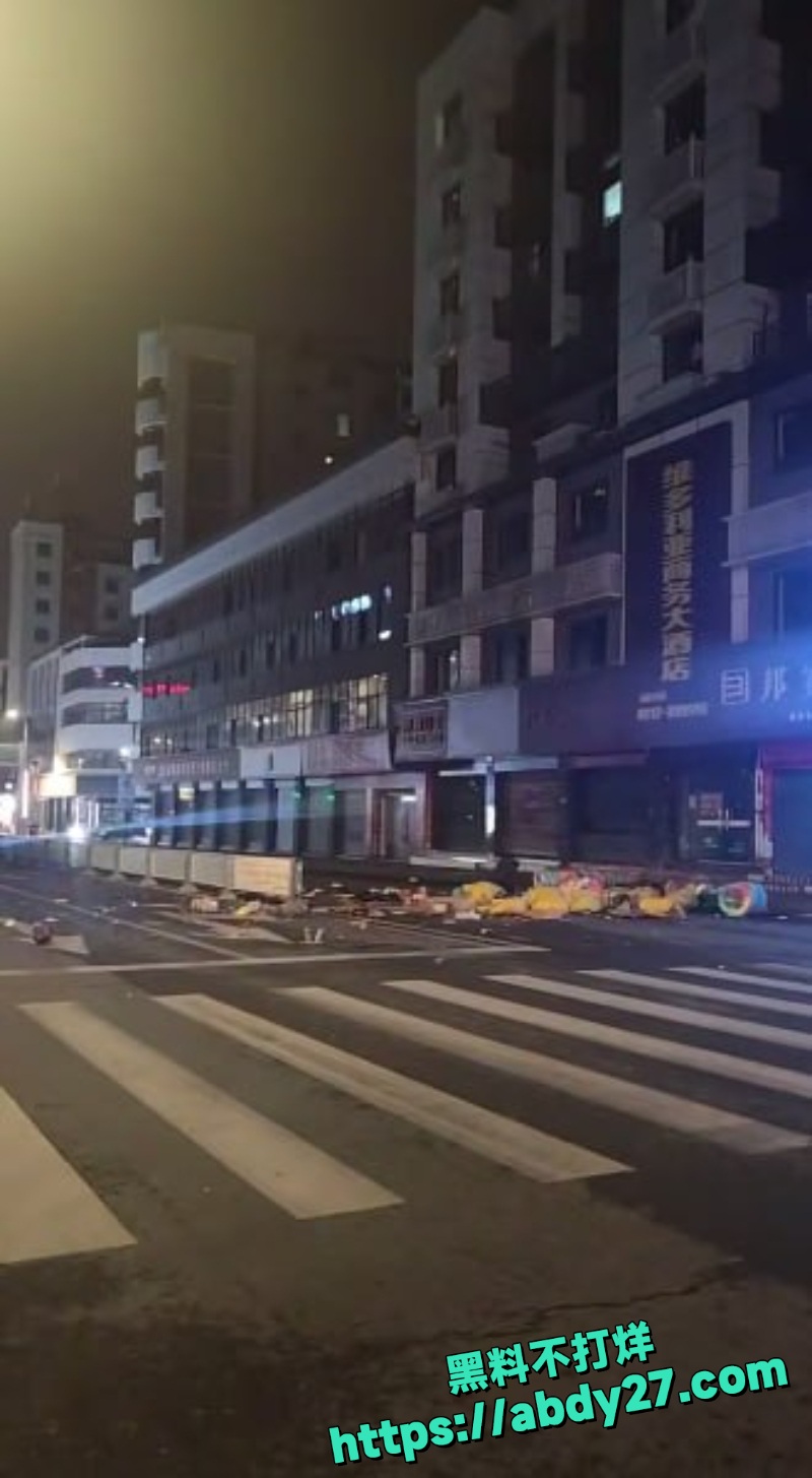 夫妻争吵男子情绪失控抛物6