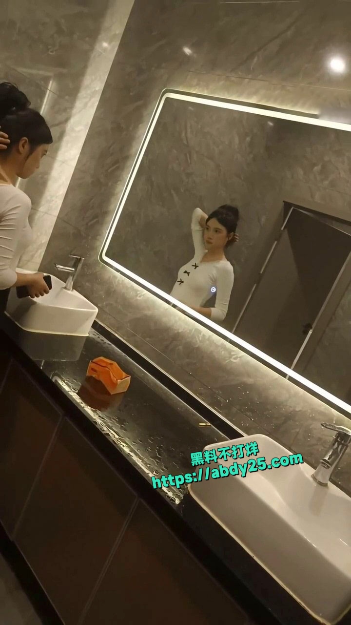酒吧美女厕所放尿视频 5