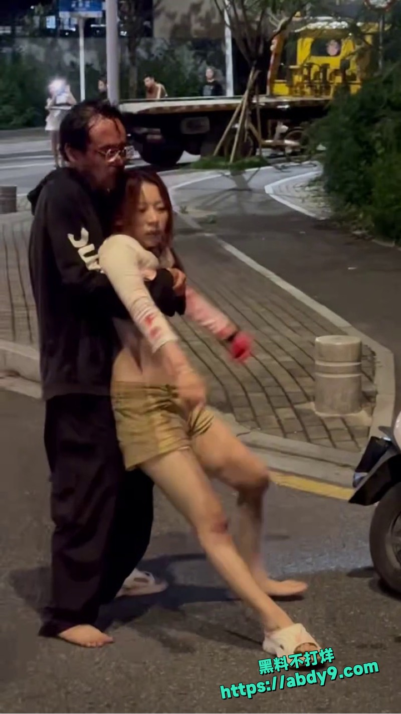 集美喝多发癫怒揍外卖小哥2