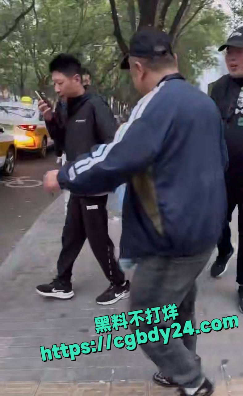 北京三里屯太古里美女嗑药磕多 7