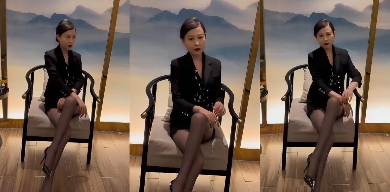 抖音网红 达丽小阿姨 丝袜翘臀开房门被男人后入猛干 足交骑乘叫得特别浪