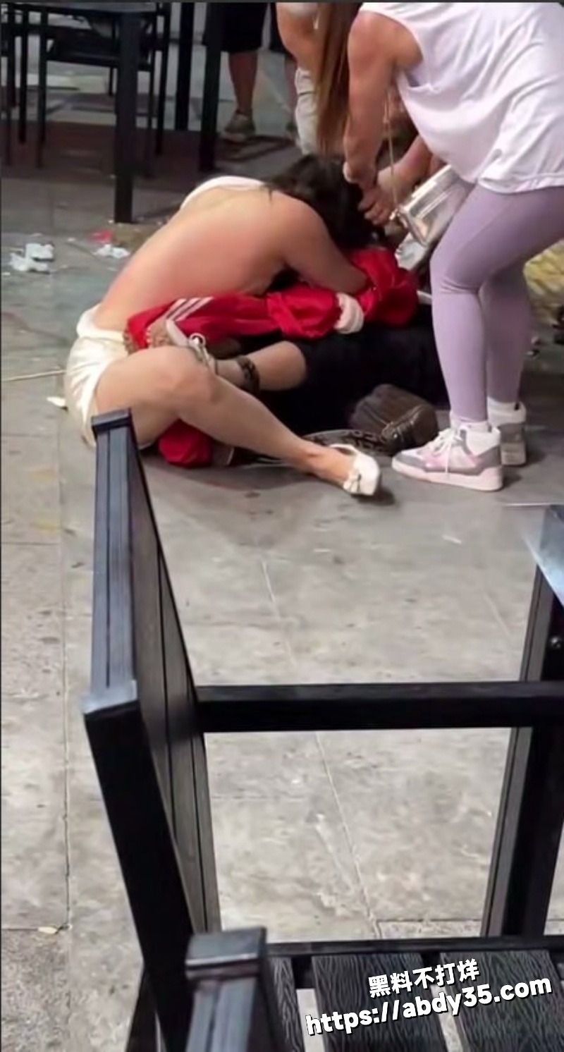 三亚夜市街头两女子薅头发疯狂打架2