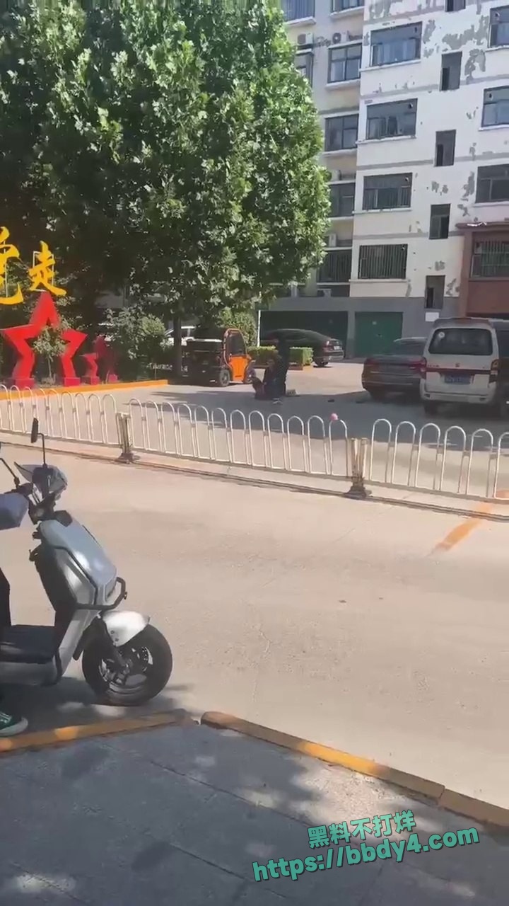 愤怒正妻当街暴打小三01