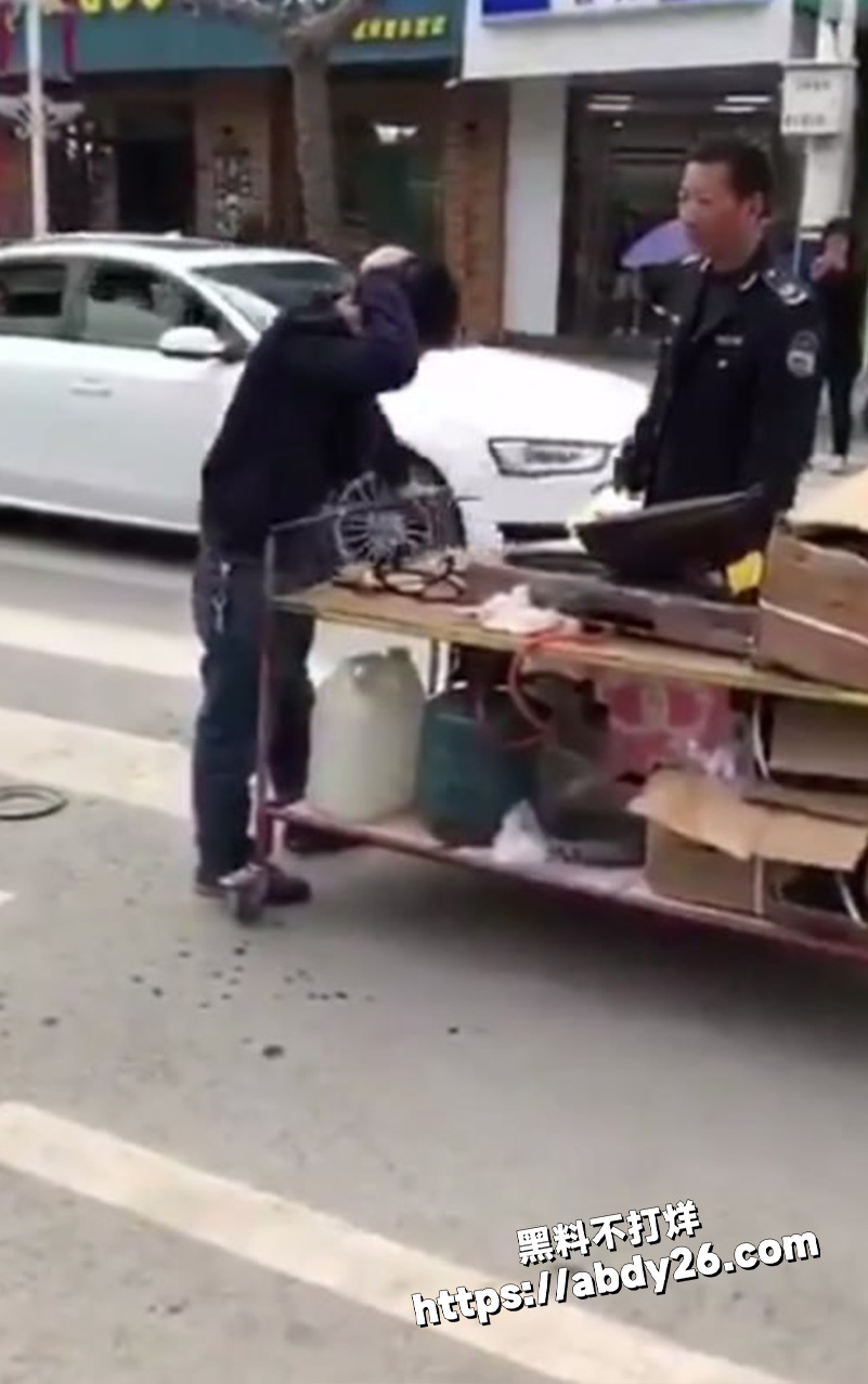 仗着自己的那一点权利当街殴打小贩3