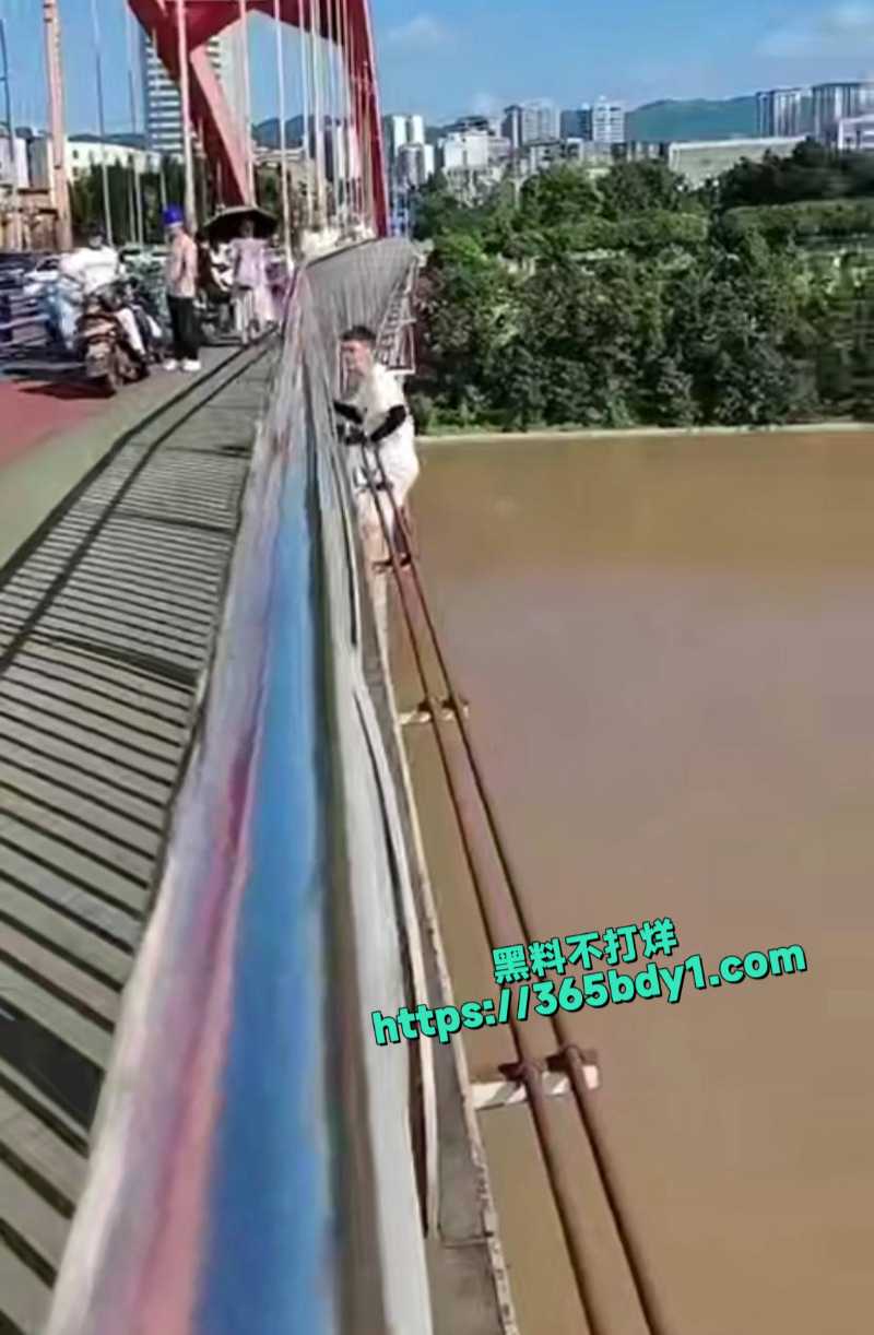 宜宾南门大桥跳桥4