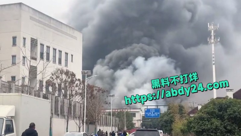 上礼泉家电仓库货物着火5
