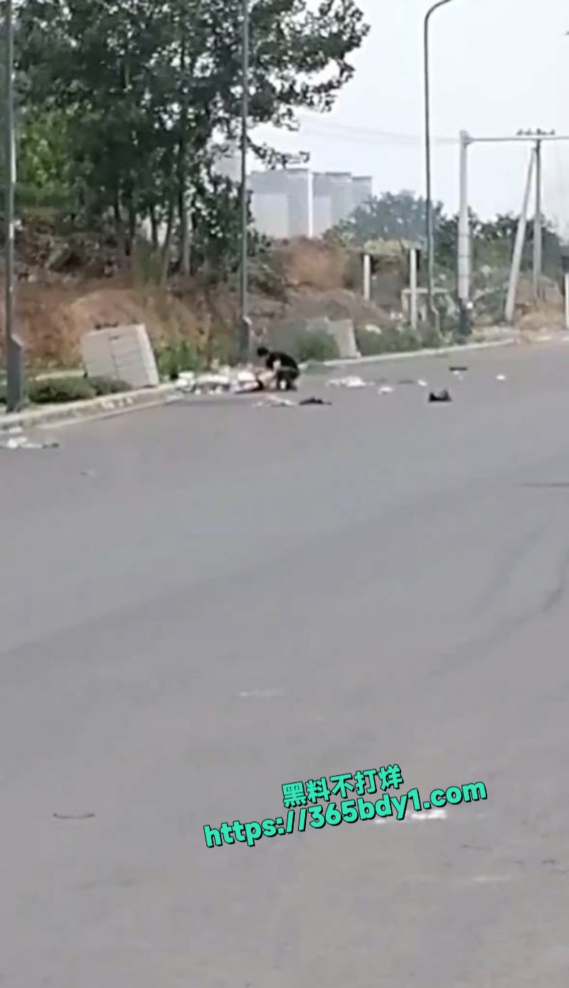 郑州中牟郑东闹分手男的要拿回给女的买的衣服把她扒光了2