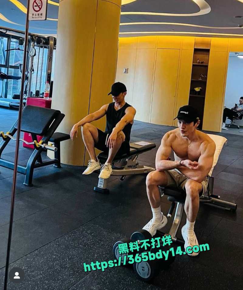 邓紫棋男友魏骏杰出轨香港女歌手林芊莹18