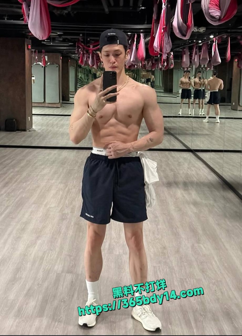 邓紫棋男友魏骏杰出轨香港女歌手林芊莹16