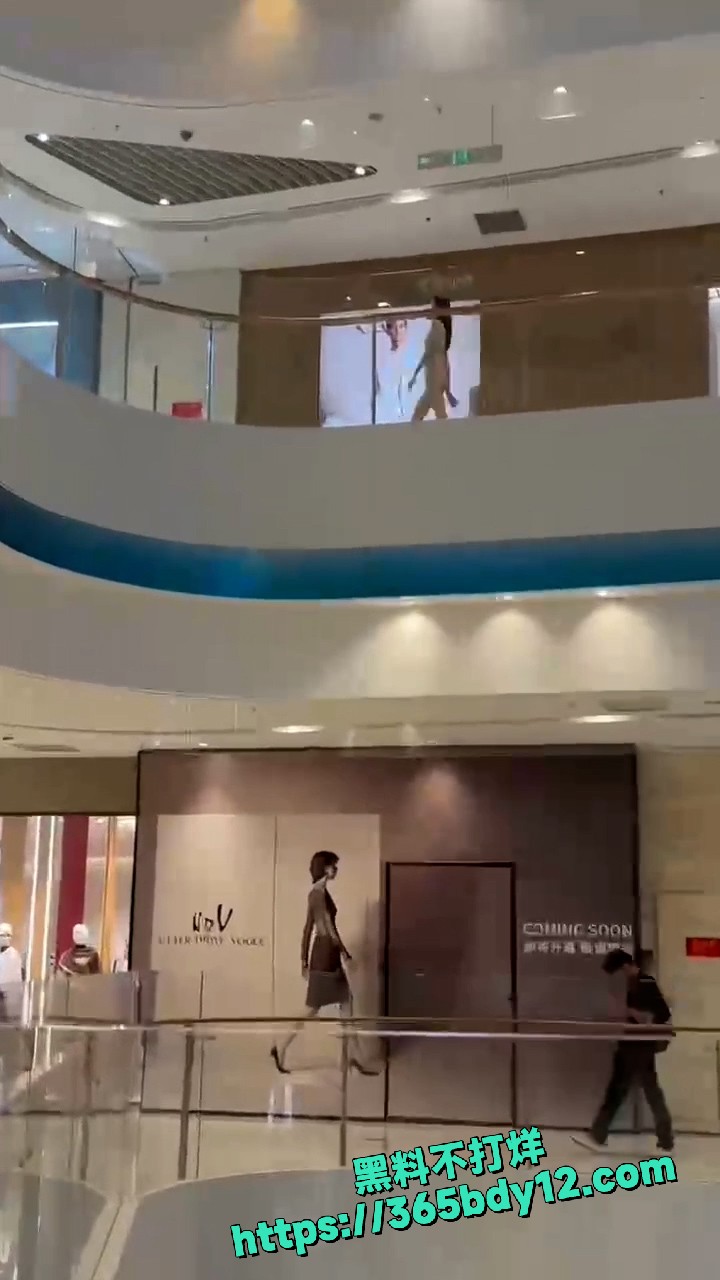 抖音热瓜苏州女子商场裸奔 3
