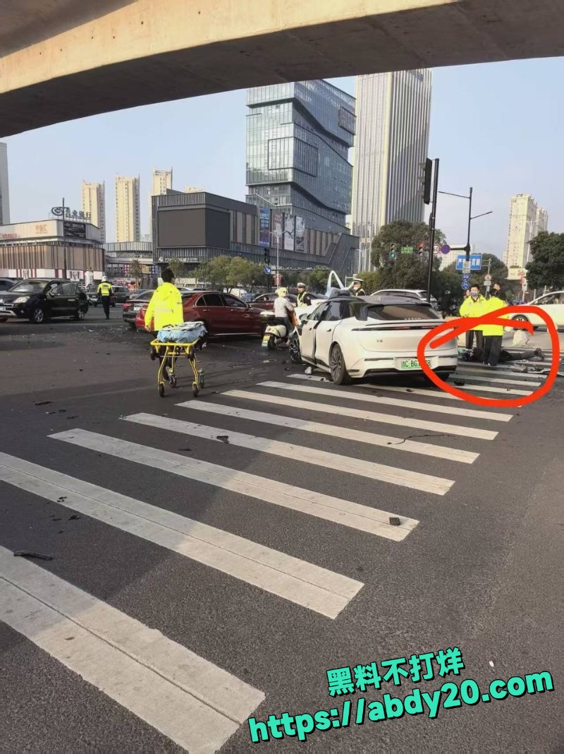 中金汇路口极氪闯红灯撞车2